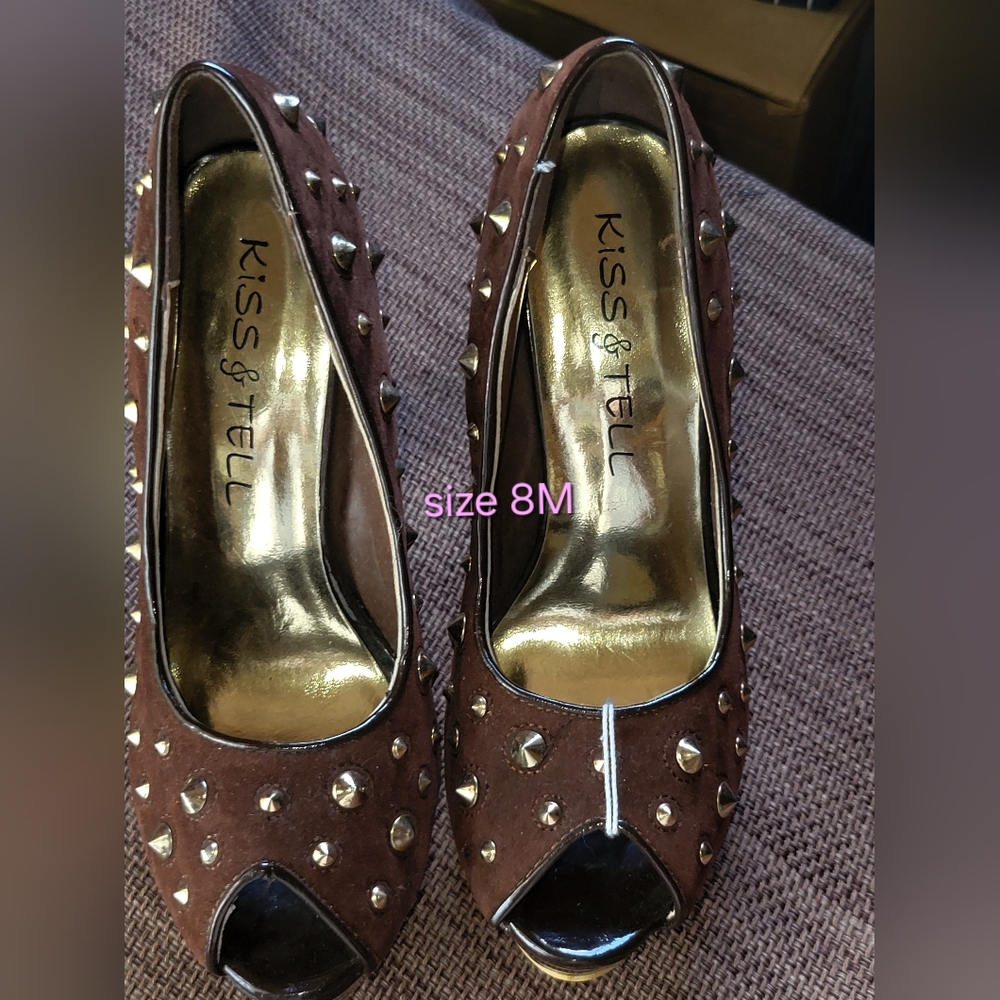 Elegant Brown Heels with Sleek Design